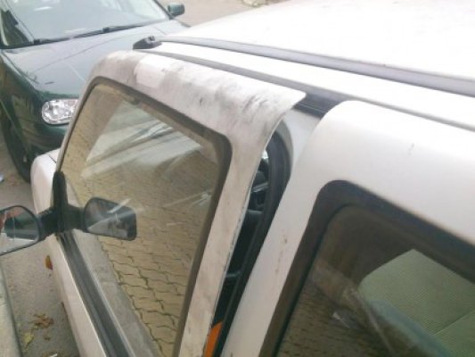 O tânără din Tomis Nord s-a trezit cu autoturismul spart